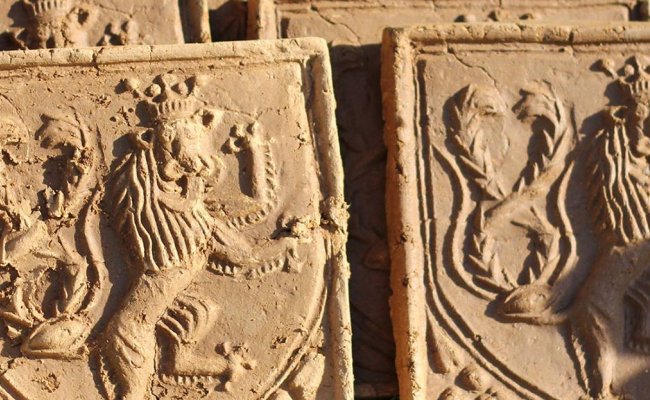 Die Wochenende mit Dachziegeln und Kacheln