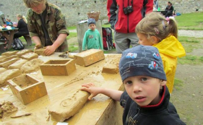 Die Wochenende mit Dachziegeln und Kacheln