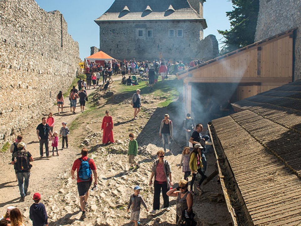 Oživené nádvoří pro děti | Hrad Kašperk